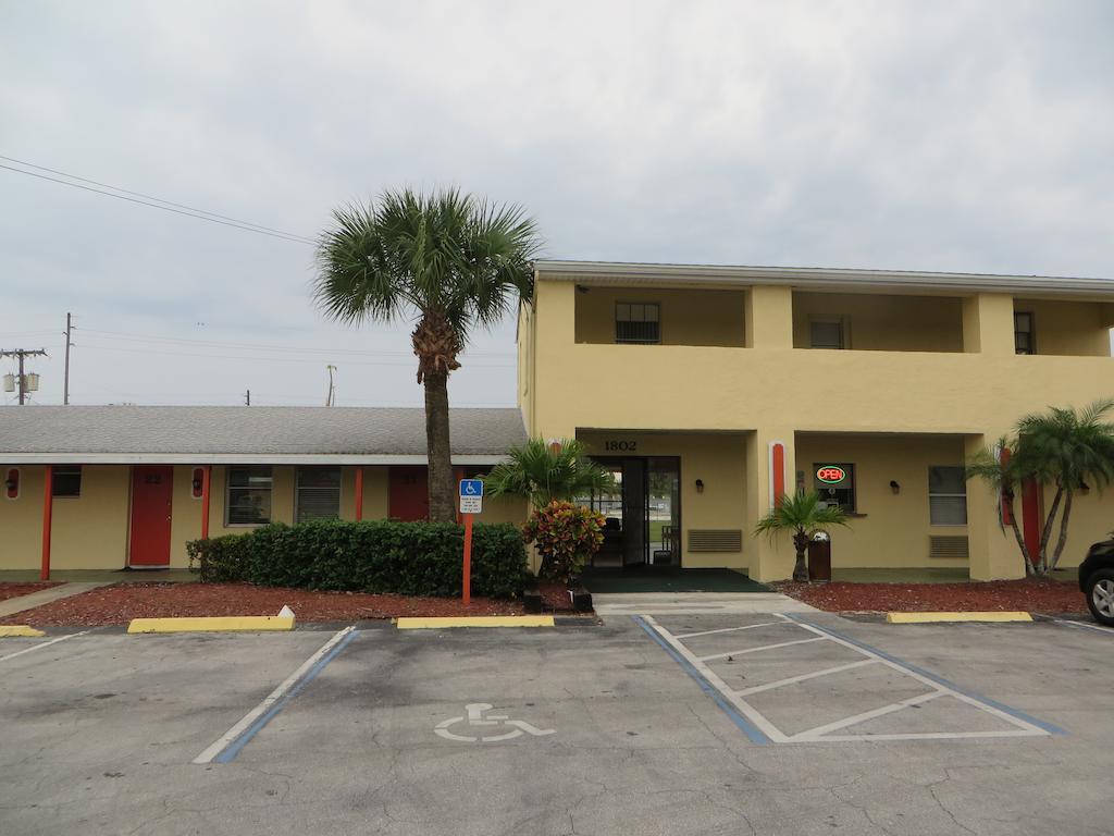 Sunset Inn- Fort Pierce, Fl Buitenkant foto
